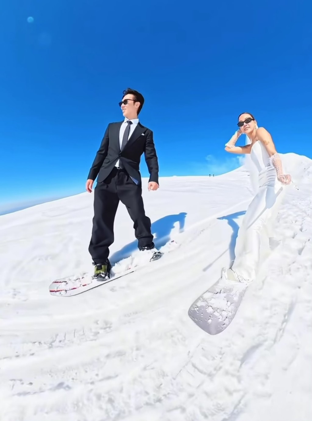 兩人穿禮服上陣滑雪,非常有型。 兩人穿禮服上陣滑雪,非常有型。