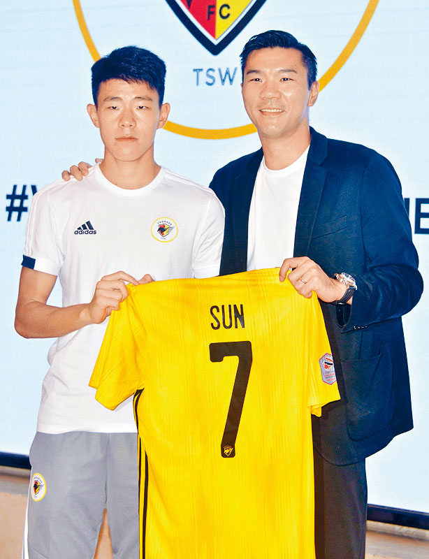 陳肇麒（右）將七號球衣交予小將孫銘謙，寓意傳承。