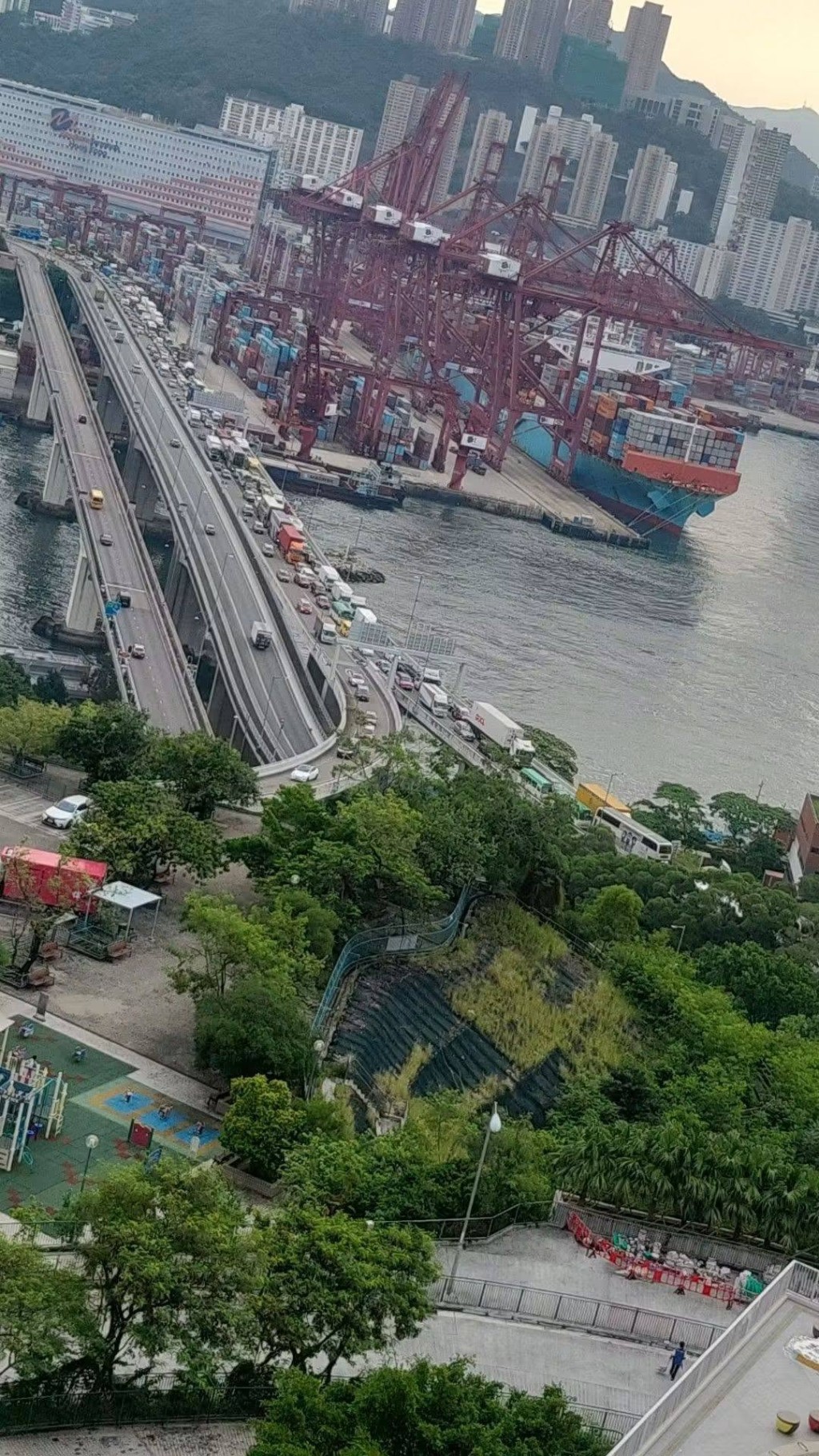 青衣交匯處意外現車龍。網上圖片 青衣交匯處意外現車龍。網上圖片