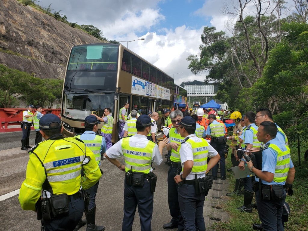 一輛城巴與九巴相撞