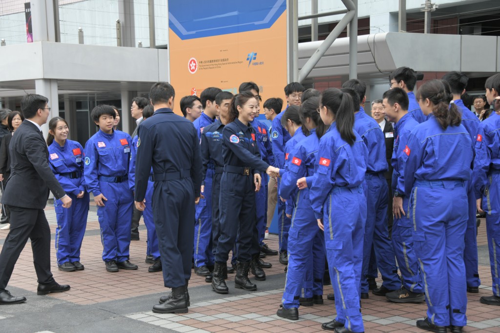 參加「少年太空人體驗營」的香港中學生亦有出席開幕禮，並與航天員合影留念。黃偉強攝