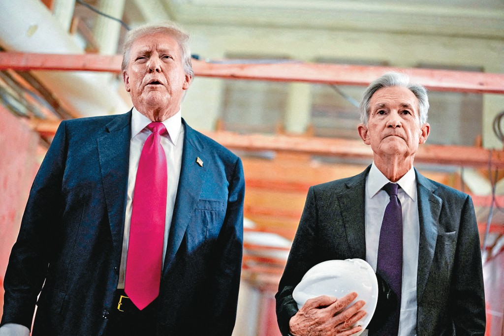 特朗普去年7月與聯儲局主席鮑威爾視察儲局總部翻修工程。