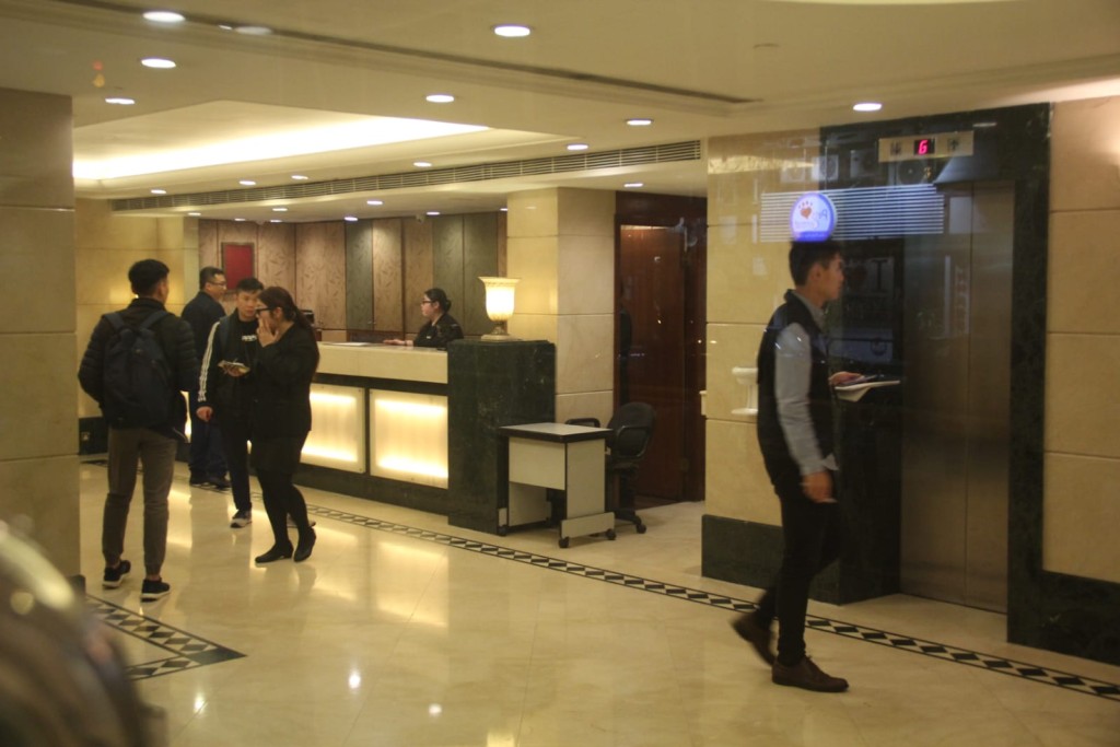 兩匪闖北角酒店，劫內地女8000元及兩手機。