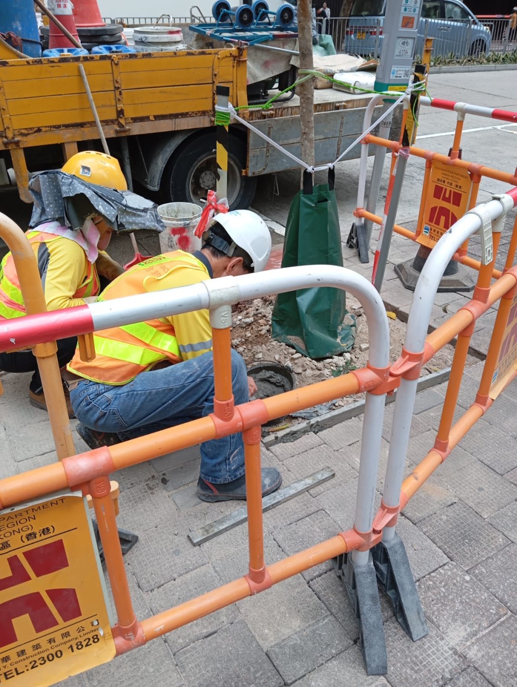 工程承建商在《区区有申诉》查询后第三天即开展修复路面工程。(读者提供图片)