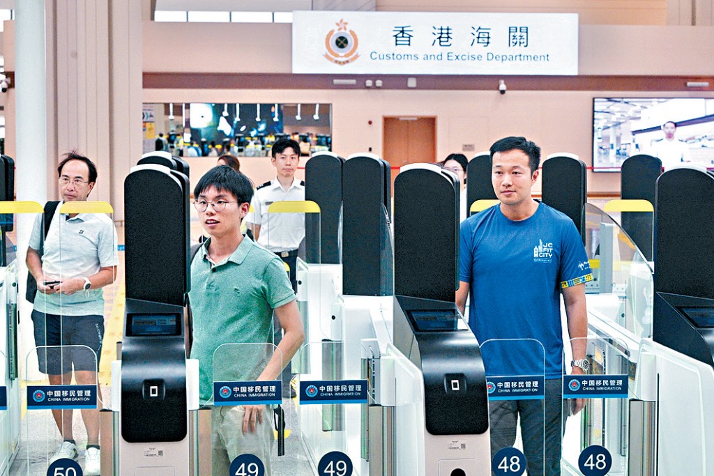 立法會議員陳克勤建議，每部自助閘機派駐入境處人員或義工為長者解答疑問。