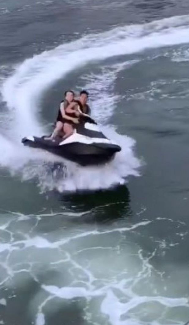 跟城城去玩水上電單車。