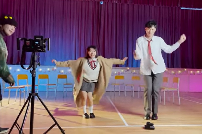 導演忽然叫明禎一齊跳舞，即學即跳好犀利。