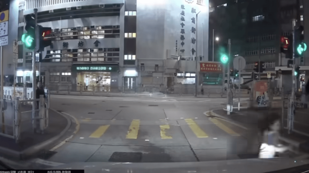 童隨後邊跳邊走安全離開現場,暫未知有否受傷。 童隨後邊跳邊走安全離開現場,暫未知有否受傷。