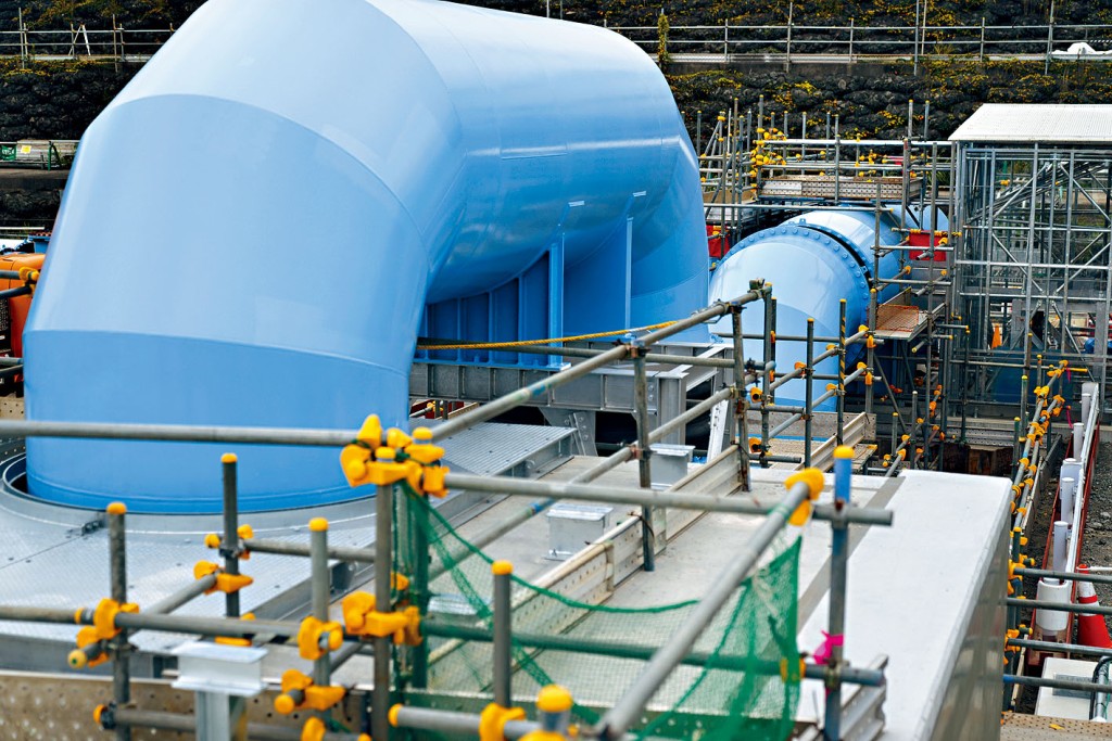 福岛第一核电厂运送海水（用来稀释核废水）的管道。  