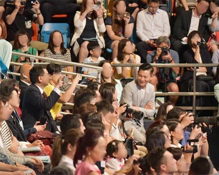 有在場家長表示,劉德華夫婦低調進場時曾引來一片騷動。(圖片來源:一代漢堡包男神)