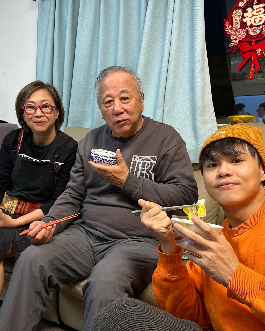 黄奕晨分享一家三口在初三赤口食团年饭的照片，已经80岁的夏雨显得老态龙锺。