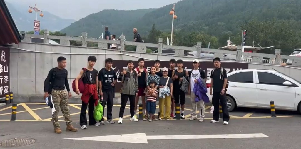 有陪爬員是在校大學生,假期兼職泰山陪爬。微博@簡洋洋的後腦勺 有陪爬員是在校大學生,假期兼職泰山陪爬。微博@簡洋洋的後腦勺
