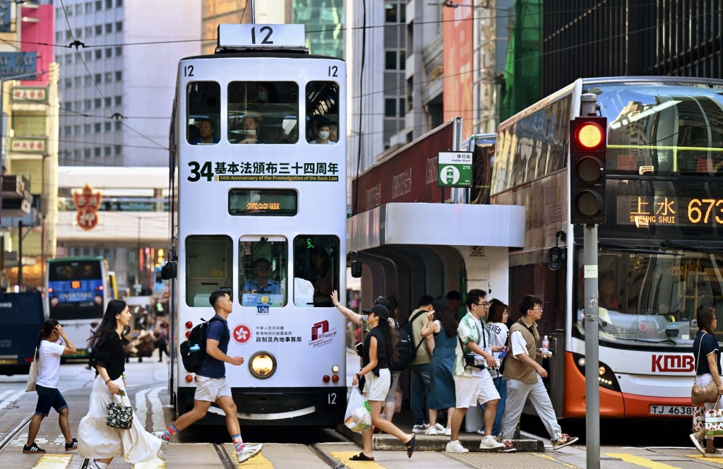 網民：上車時經過個轉轉都會阻住後面啲人上車。fb「西環變幻時」截圖  ​