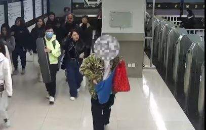 罗湖海关关员在男子的尿片内搜出“K粉”  。海关发布