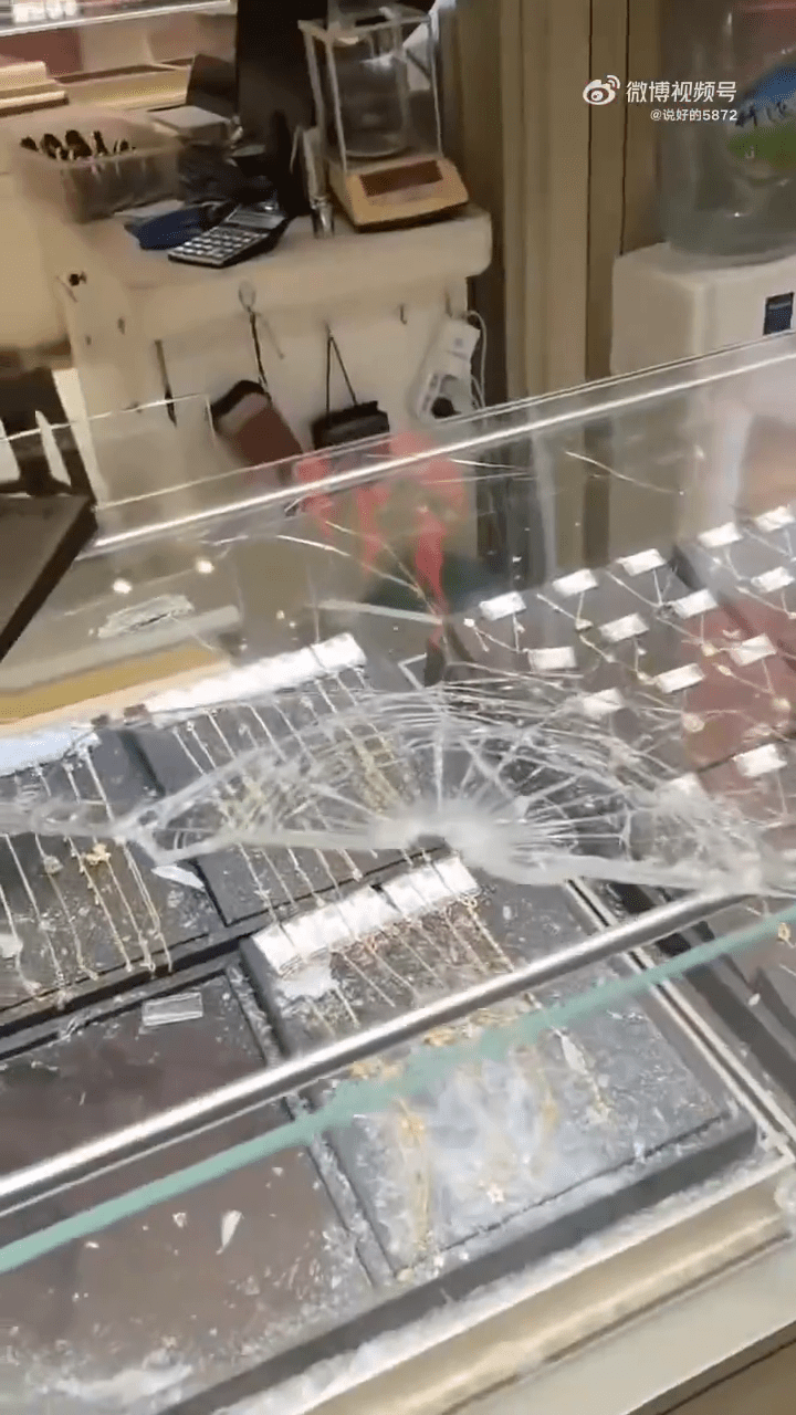 被打破的玻璃展櫃。 被打破的玻璃展櫃。