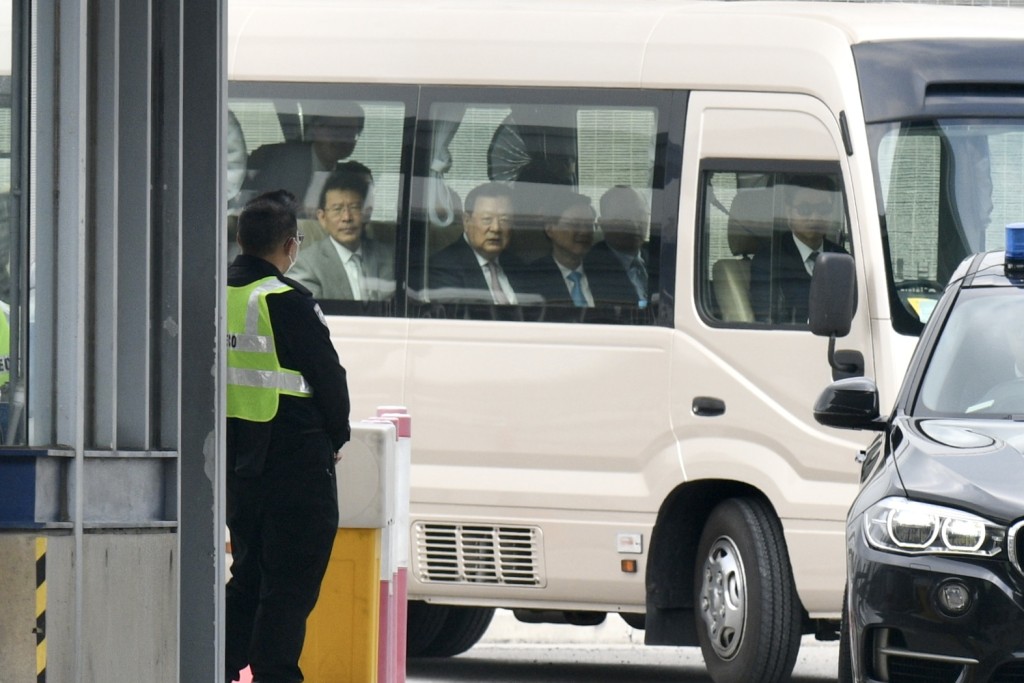 港澳辦主任夏寶龍車隊離開機場，特首李家超坐在他身邊。盧江球攝