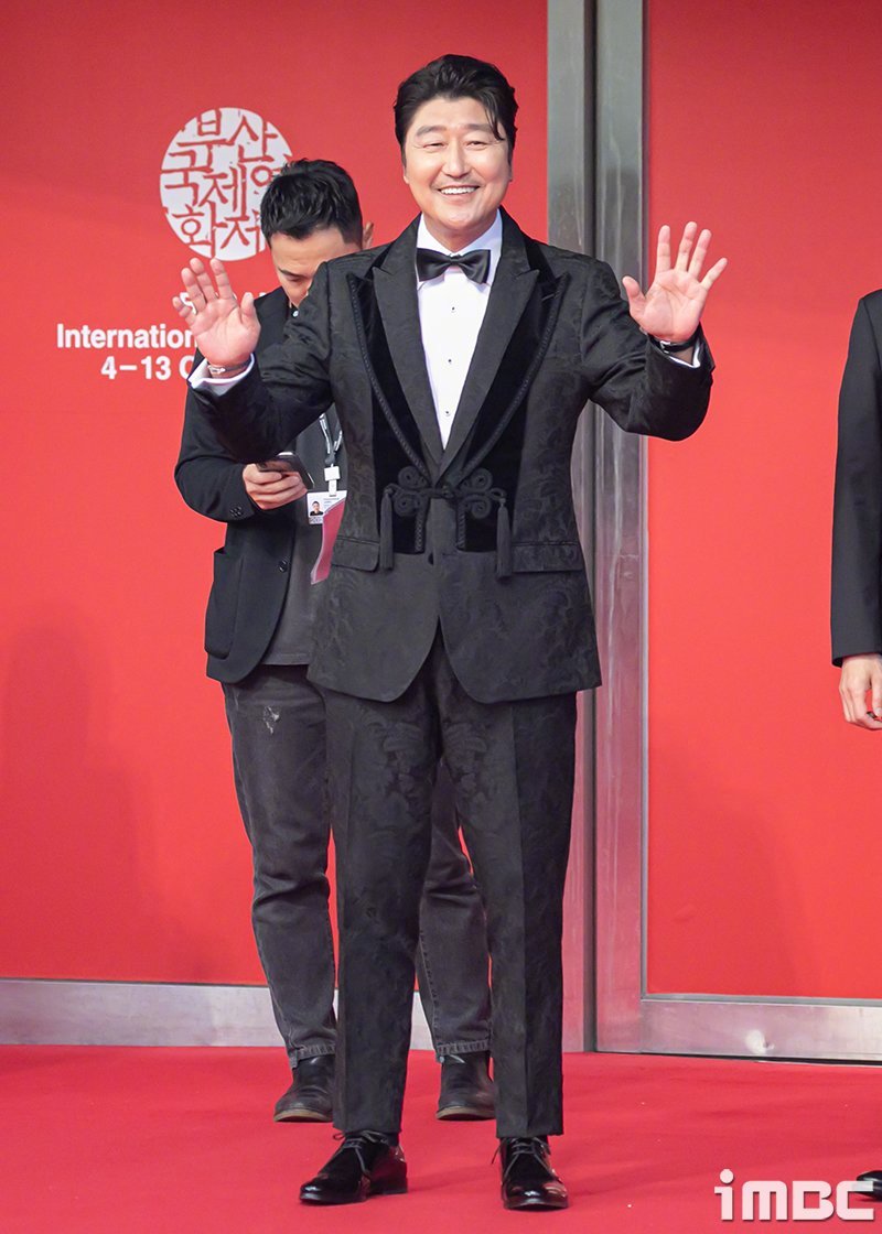 宋康昊去年凭电影《孩子转运站》获封康城影帝，成为首位夺得该奖项的韩国影星。