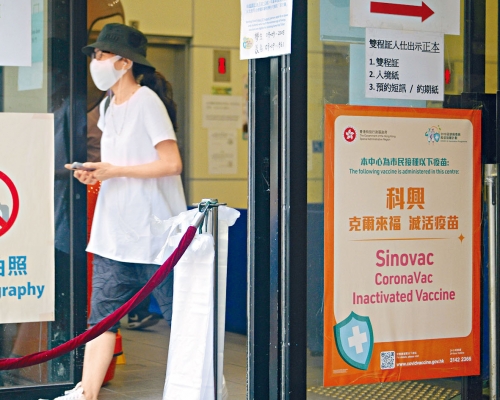 新冠疫苗接種計畫開展逾半年，惟近日接種疫苗人數下滑。