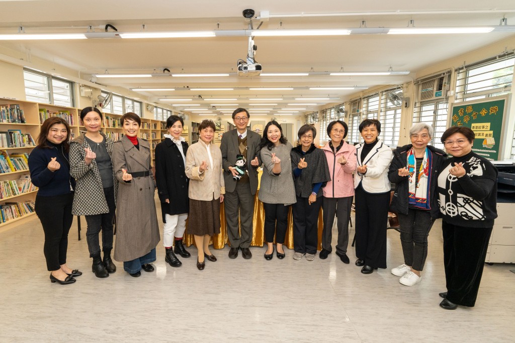 李子建访问何东中学校友，包括演员江美仪及苏玉华（左3及4）。 教大提供