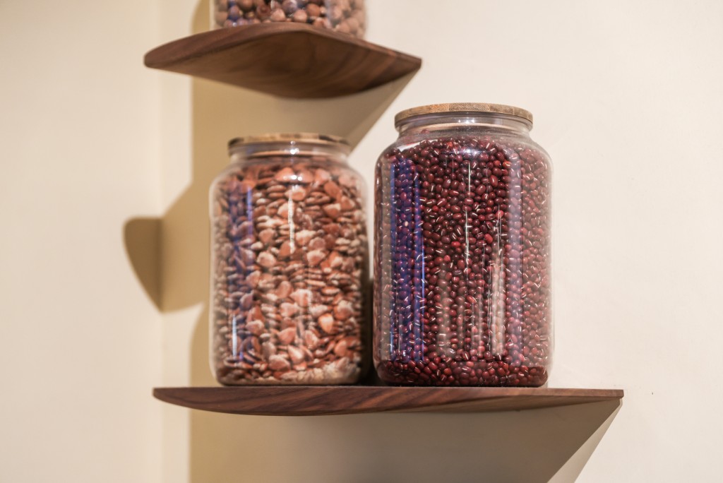 桑寄生蓮子茶的蓮子仍堅持人手挑芯。