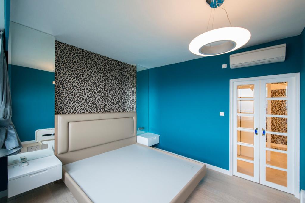 主人房牆身油上藍色及鋪上豹紋牆紙，別具一格。