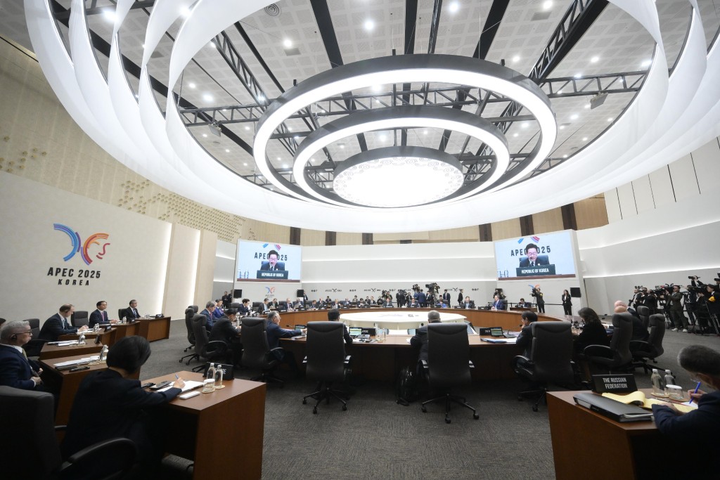 行政長官李家超今日(1日)在韓國慶州出席亞太區經濟合作組織領導人非正式會議。政府新聞處圖片 行政長官李家超今日(1日)在韓國慶州出席亞太區經濟合作組織領導人非正式會議。政府新聞處圖片