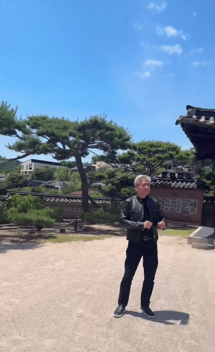黄仁勋感受“360度环绕式摄影”大跳《Kpop 猎魔女团》神曲〈Golden〉。  IG@youquizontheblock