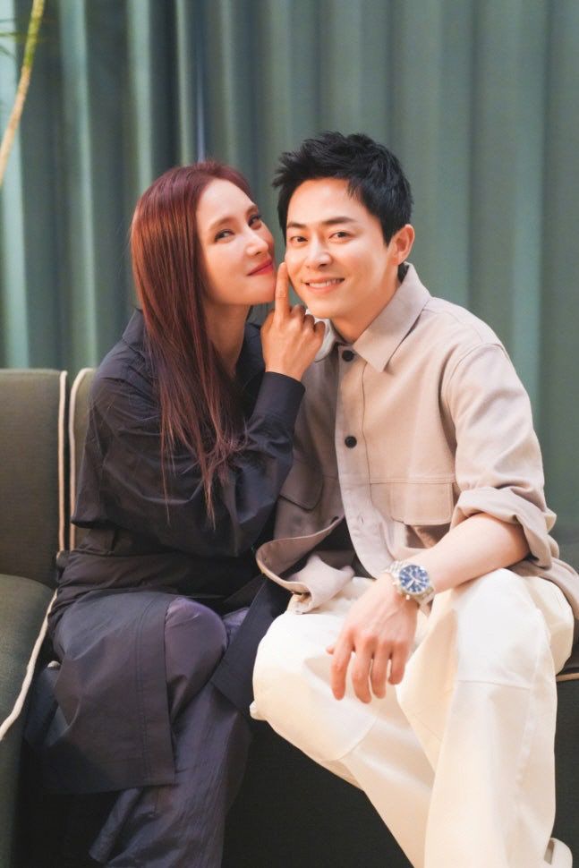 Gummy（左）加入《黑白歌手戰》。