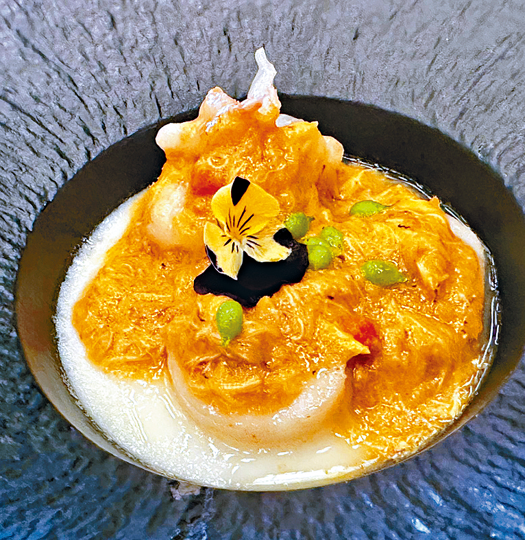 蟹粉海鮮蒸白玉。 蟹粉海鮮蒸白玉。