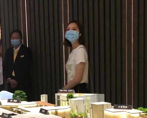 港姐馮盈盈現身SEA TO SKY售樓處