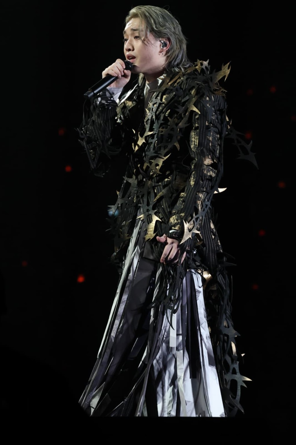 Jer 唱《呼吸之間》籲振作。