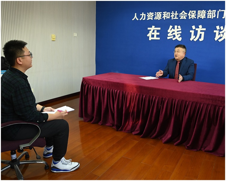徐延君(右)。新華社
