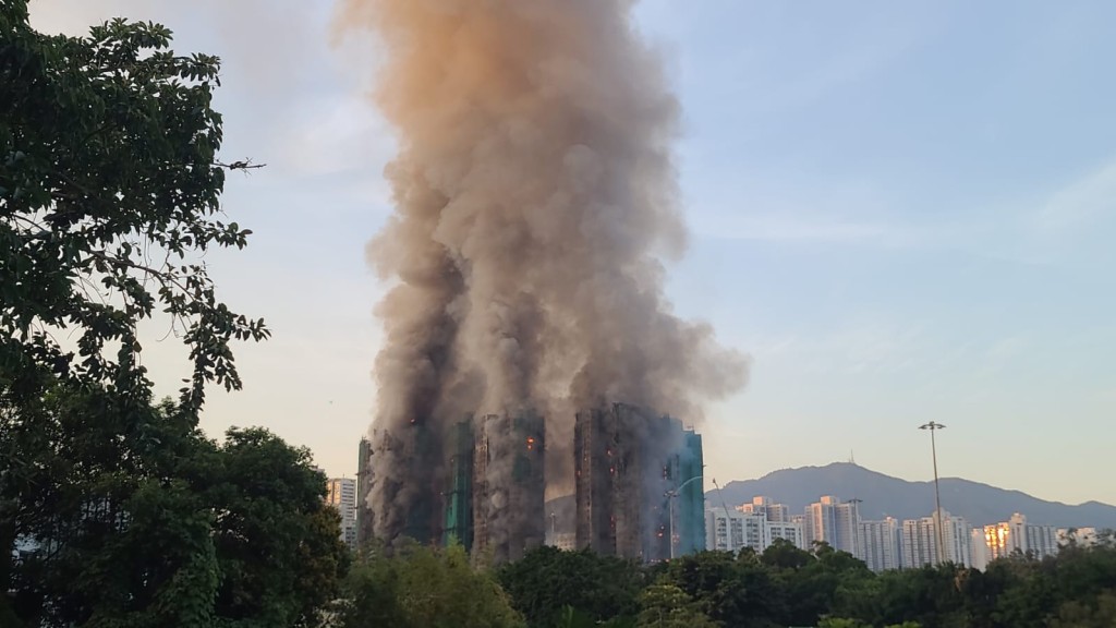 起火後大廈冒出大量濃煙。