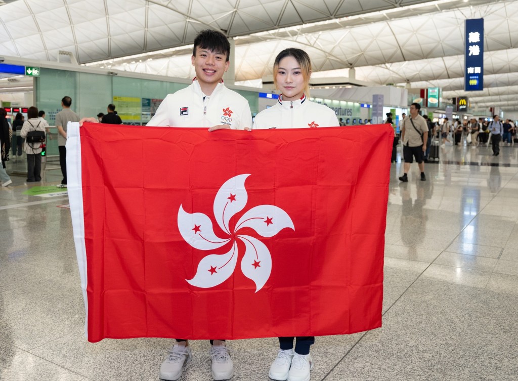 劉子均(左)、沈曉榆(右)任港隊持旗手。相片由港協暨奧委會提供