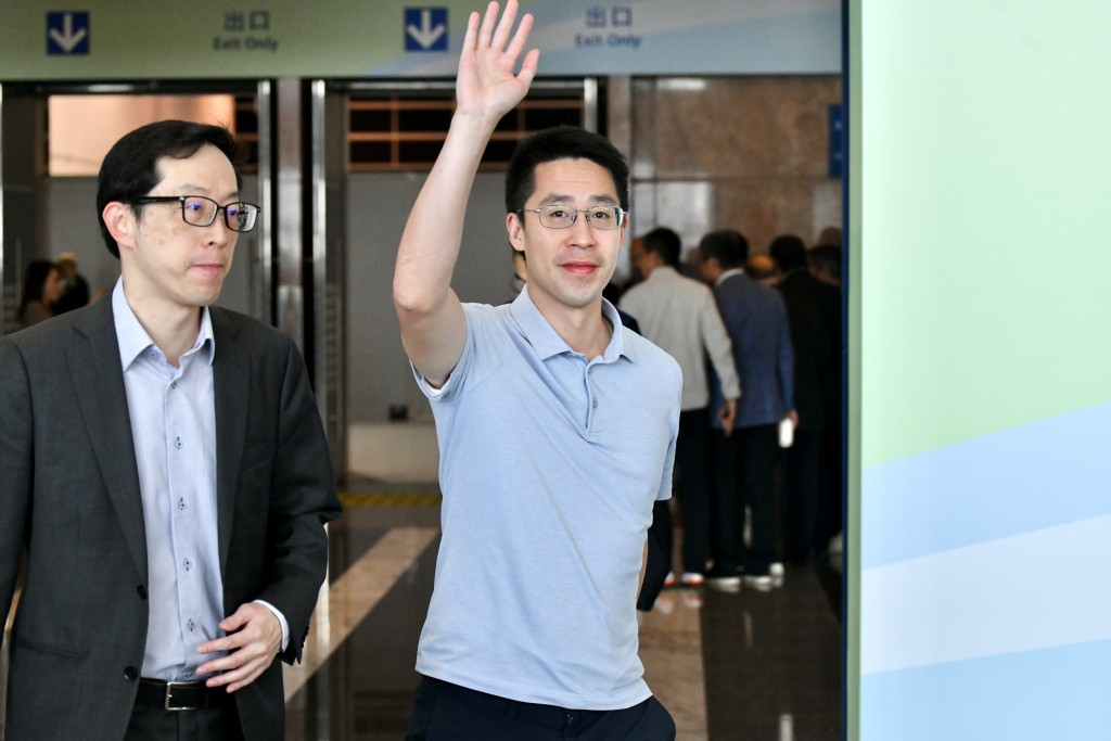 郭基煇(右)於早上11時許到會展票站進行投票,形容過程「非常順利」。 郭基煇(右)於早上11時許到會展票站進行投票,形容過程「非常順利」。