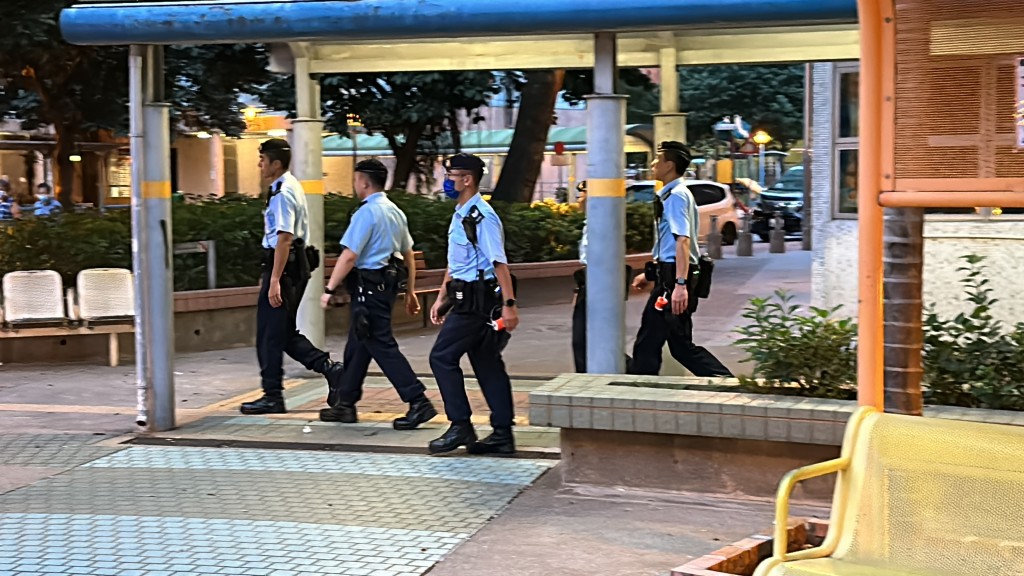 大批军装警员赶抵白田邨调查。李家杰摄