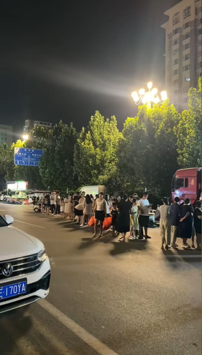 河北有父母只顧在水果檔買哈密瓜，卻把年幼女兒遺下。