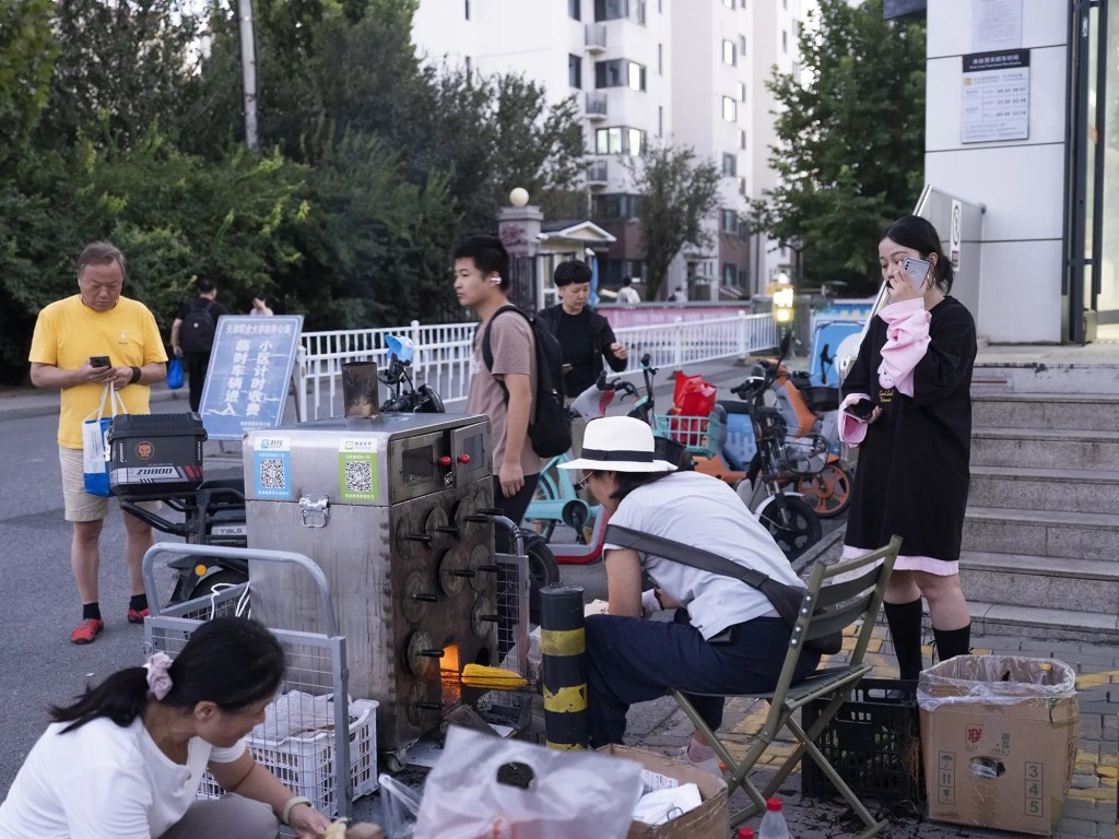 陳麓同由地產公司「陳總」，變為每日要「走鬼」的小販，生活變化極大。極晝工作室