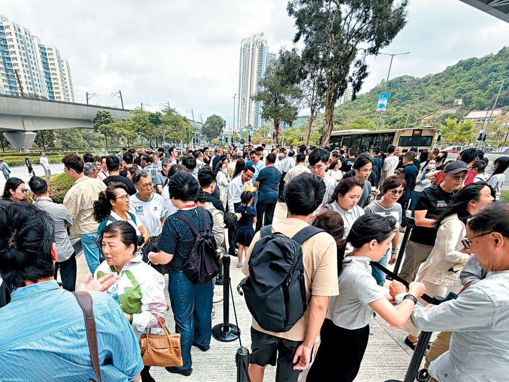 大圍站上蓋柏傲莊III現樓示範單位現參觀人龍。