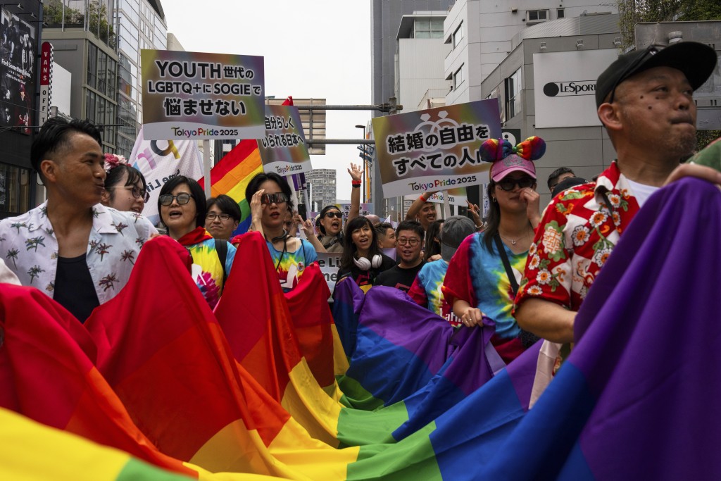 同志游行在东京涩谷、代代木公园一带举行。美联社 同志游行在东京涩谷、代代木公园一带举行。美联社
