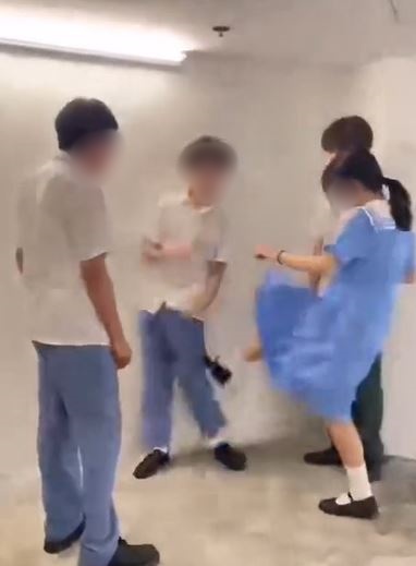 女生起飛腳踢向男生。網片截圖