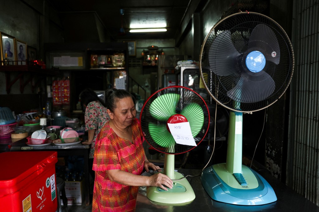 泰国持续高温，风扇都卖光。路透社