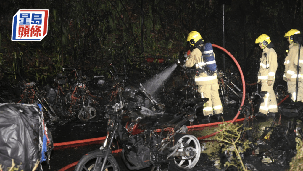 將軍澳敬賢里有多輛電單車起火，消防到場把火救熄。李家傑攝