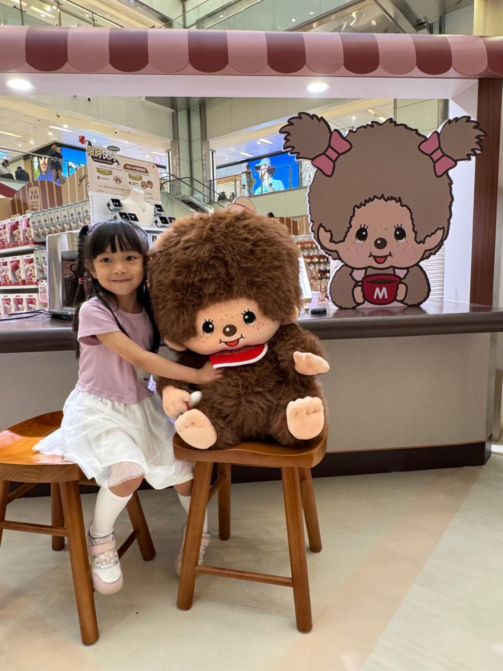 毛茸茸的Monchhichi可愛得連小朋友也愛不釋手！（圖片來源：《親子王》）