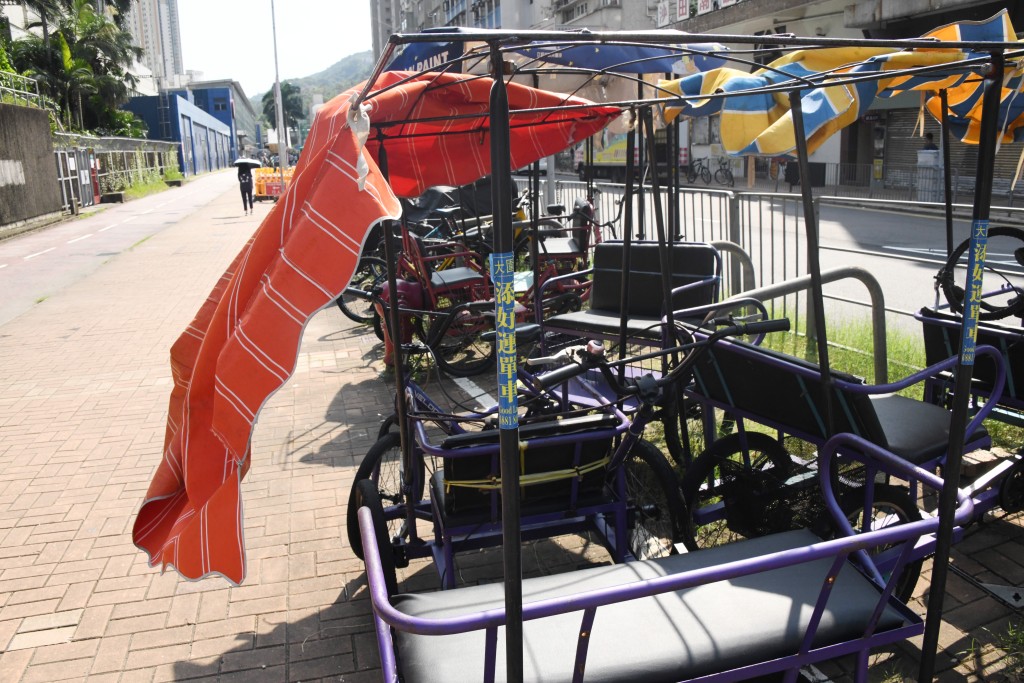 在聯合行動前後，事涉地點都常有逾百輛單車違泊。伍明輝攝