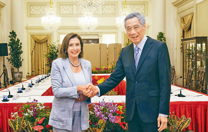 佩洛西在外访首日即8月1日已经与新加坡总理李显龙、总统哈莉玛进行会谈。(新加坡外交部)
