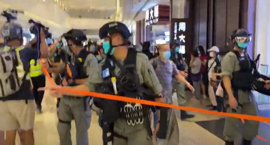 防暴警察進入商場驅散人群。網民圖片