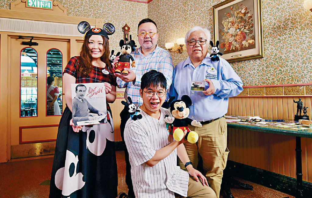 ■後左起：迪士尼狂粉黃思叡、Keith、Roger Yamashita與阮漢翔（前），一同分享與迪士尼之間的深厚情緣。
