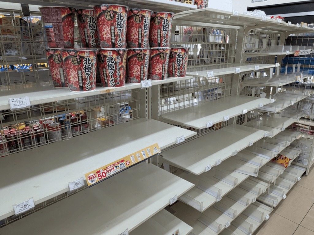 有日本网民在社交平台发文直击，在一片空空如也的货架上，竟有一款杯面奇蹟似地“屹立不动”、完全无人问津。X@saikifumiyoshi