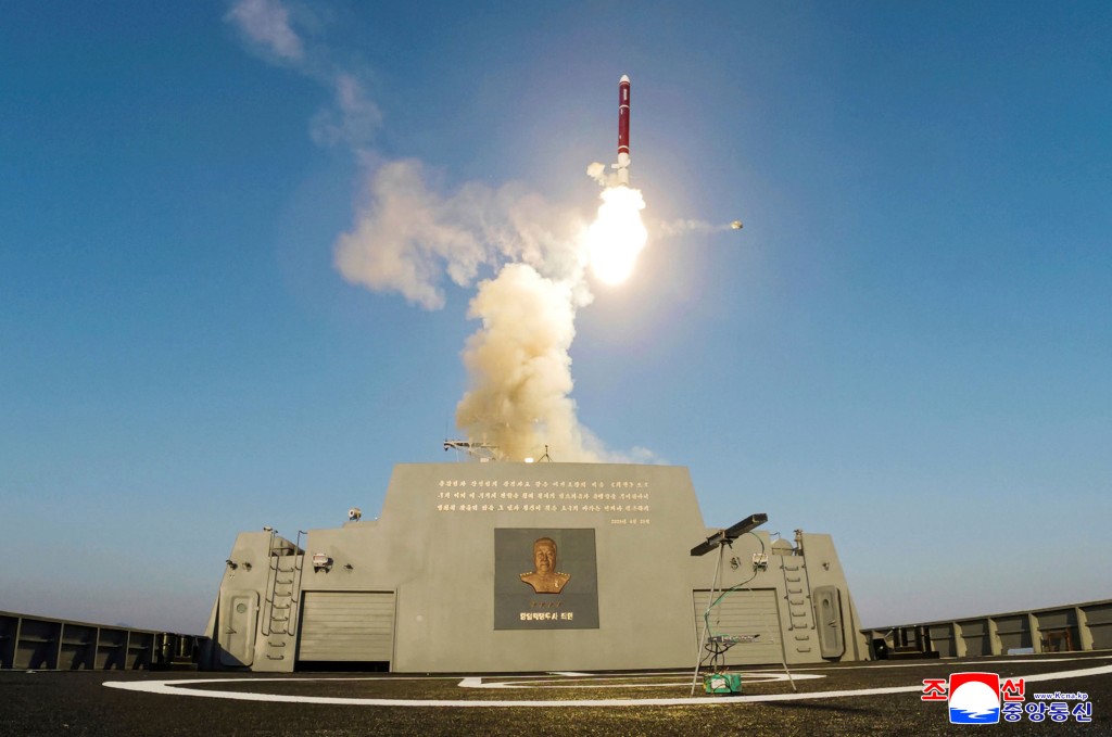 「崔賢」號武器測試。 朝中社